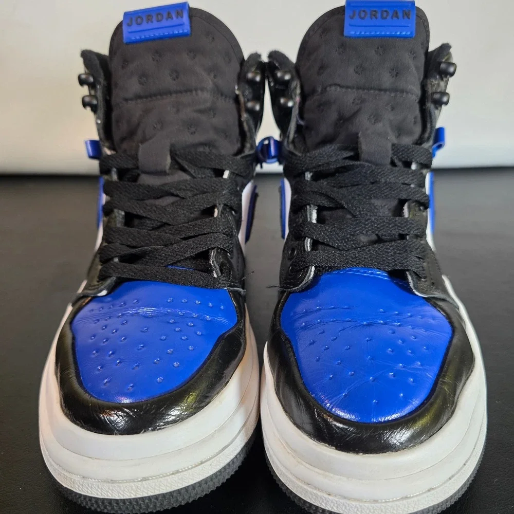 Nike features black